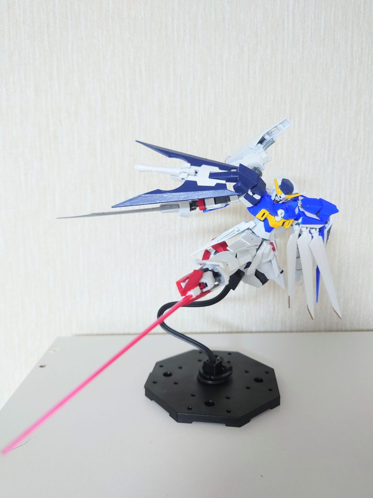 つま先にビームサーベルを装備。クロスボーンガンダムの特徴である全身武器をコンセプトとして取り入れています。