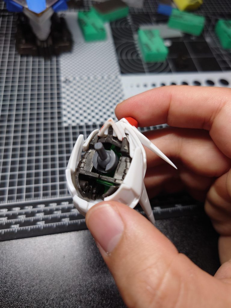 顔のボールジョイント部分ガンプラみたいにボールジョイントの凹凸部分で首にハマる形ではなく、ジョイントから伸びている3mm棒を胴体側に差し込む形になっています