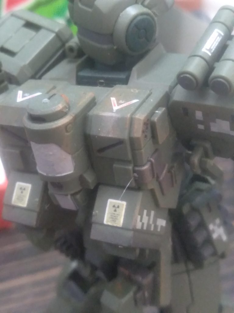 I wanted to give it a look of being used. In my mind, if a giant mobile suit is walking around and fighting in the jungle, it would inevitably get dirty. I used sky grey and brushed it on in a few places.