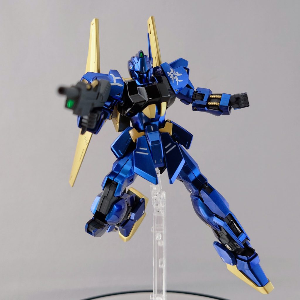 関節及び兵装には、ガイアカラーのメカサフヘヴィを使用しました。その他はサフレス塗装でガイアカラー　EXブラッククレオス　サファイアブルークレオス　ブルーゴールドクレオス　スーパークリアーIIIタミヤカラー　クロームシルバータミヤカラー　ゴールドリーフを使用しました。