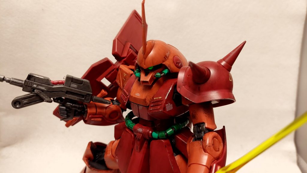 通常装備版も。モノアイはLEDの点灯仕様。というか光らせないと見えにくい。MGサイズはディティールが自然な感じで細かくなるのがいいですね。新しいガンプラではありませんが可動も良好だし。基本はHGなんですがこういうのもいいなと思いました。1/100サイズのガンプラは同じく3年前に買ったものがもう少しあるのですが、そちらはどう作ろう？