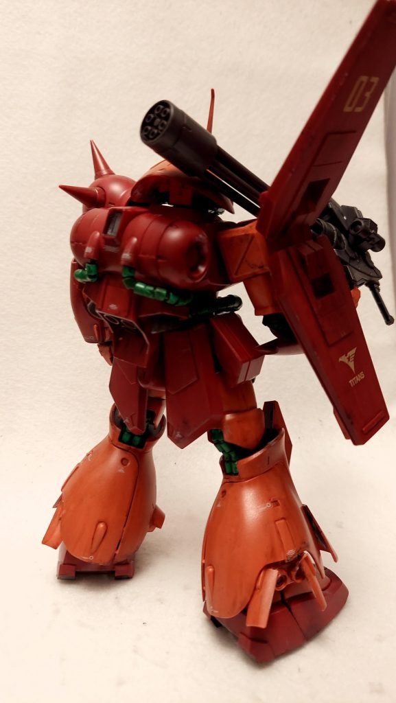 機体ナンバーは03。前線で重火器をぶん回す担当なので、隊長機や副長機の次くらいがいいかなとこの番号にしました。大柄で見た目のいかつい、しかし気は優しくて力持ちな感じのパイロットをイメージしています。