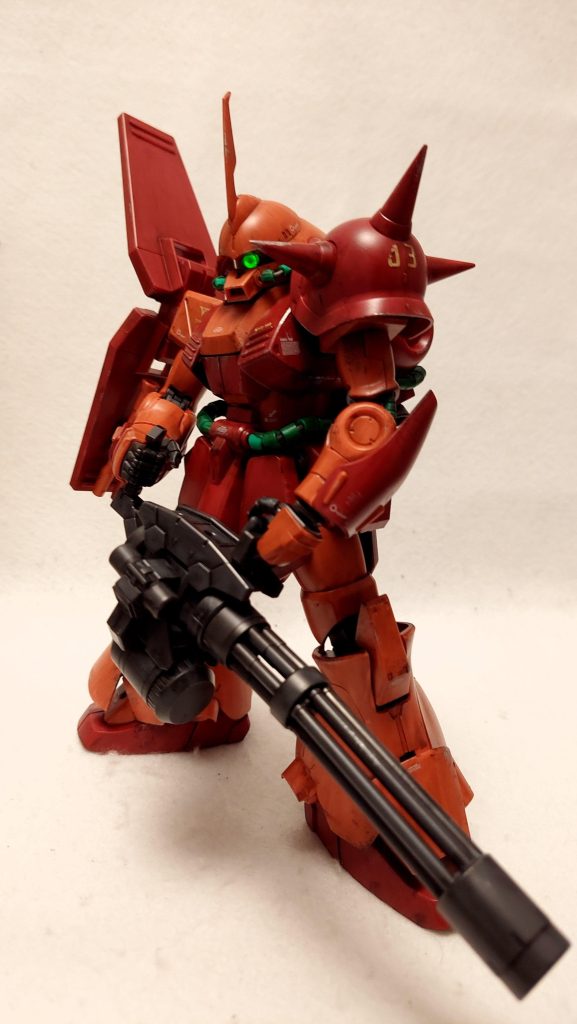 作りかけだが完成させたい、しかし作るならコンセプトが欲しい……考えた結果、今以上に稚拙なゲート処理をごまかせる汚しで作ることにしました。加えて1/144と1/100 の両方で使えるジャイアントガトリングを使用し個性をアピール。塗装についてはバーニア内部の赤以外不使用のほぼ成型色仕上げです。半光沢トップコート後にリアルタッチマーカーとドライブラシ、それからスポンジチッピングを併用してウェザリングを行いました（しまった、ウェザリングマスターを使うのを忘れてた……）。