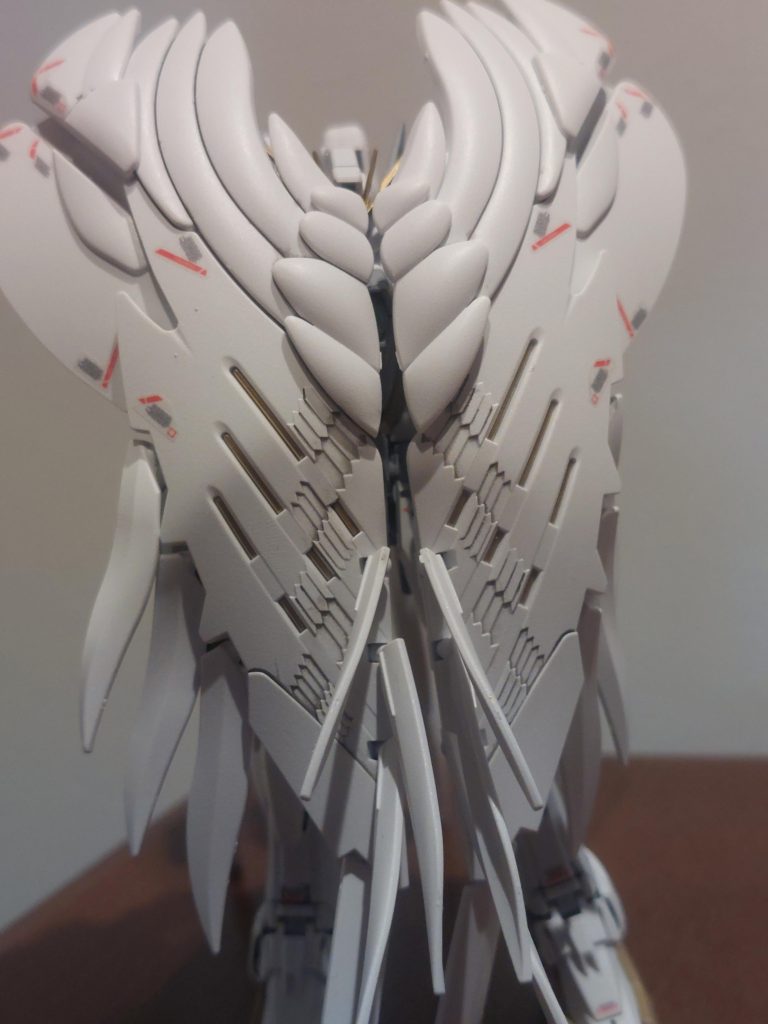 肩装甲を折って、腕を捻って羽を前に持ってくると、こんなにコンパクトになります。おふとぅんから出たくない時の私と一緒です。以下、色んなポージングをどうぞ。