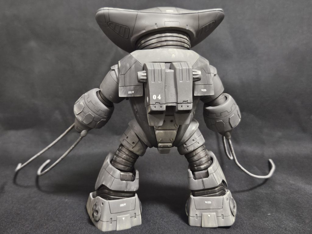 手足もミキシング後にスジボリでディティールアップ。アッガイにはない肩エプロン?をプラバンにて少々大げさに作成。