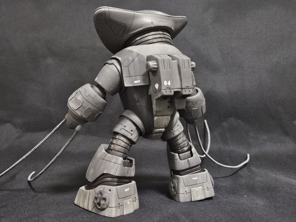 バックパックは下に向かって延長し、アッガイのボディにフィットするように成形。