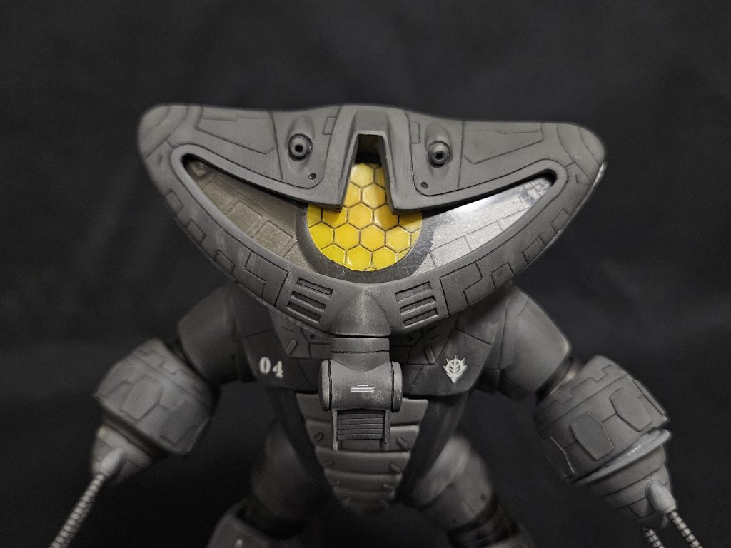 頭を徹底してスジボリ。バルカンもディティールアップ。モノアイ部分は一度くり抜き、透明プラバンでクリアカバーを作成してはめ込み。複眼のモノアイは反射シールを塗装して使用。