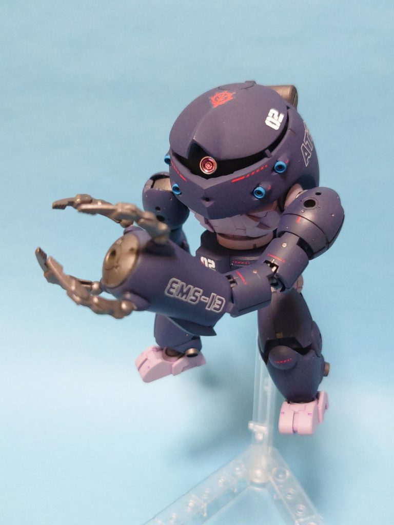 型番の「EMS‐13」は左腕に入れてみました。型番からすると、「EMS‐05アッグ」と同じく特殊任務用の機体なのかも?(06から12は何の機体だろう?)