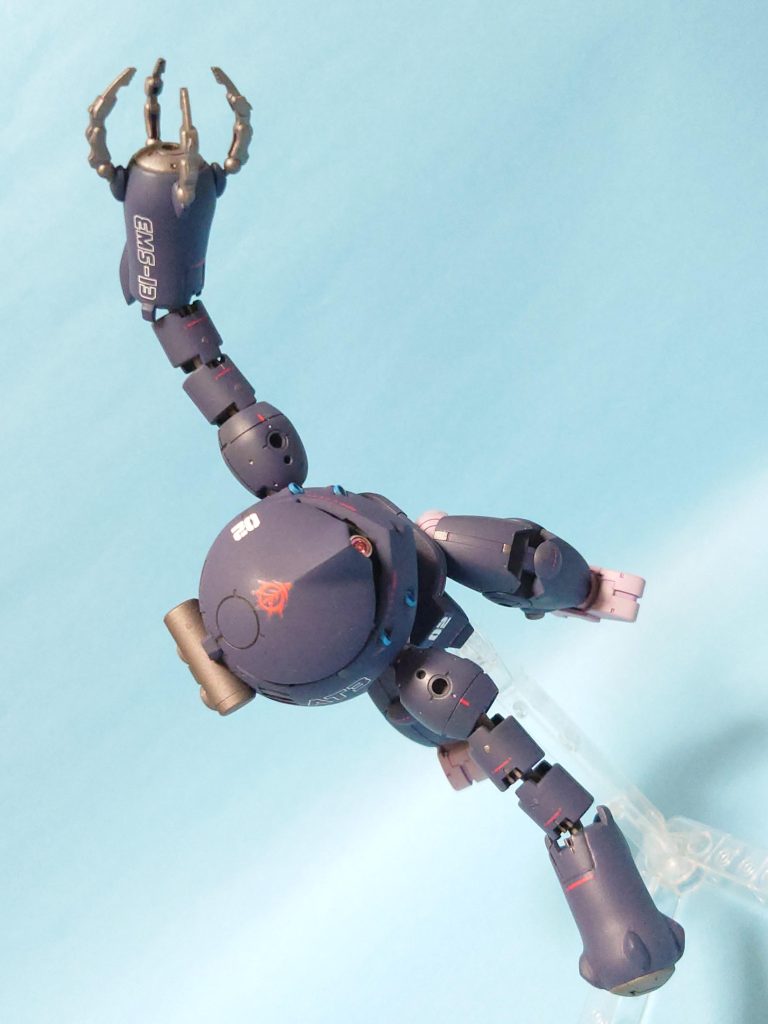 劇中でムーンガンダムを翻弄した長い腕を活かしたアクロバティックなアクションも再現!