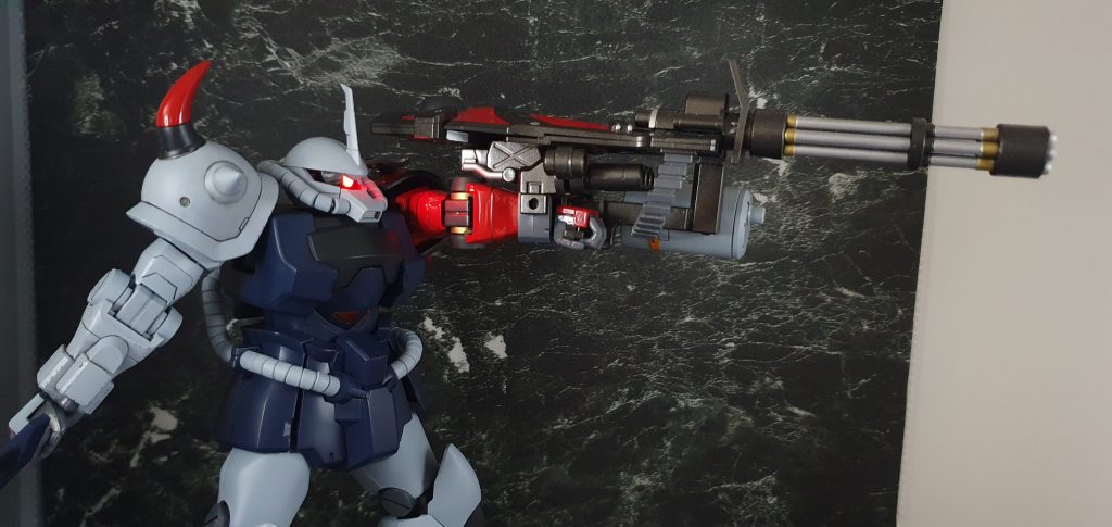 ほら!垂れ落ちない!!【裏話】左腕だけ赤いのは、騎弓兵…流鏑馬(やぶさめ)をする人の左腕の鮮やかな色のカバー(?)から着想を得ました!!ガンダム的に説明するなら…破損部分を倉庫に眠っていたの”赤いグフ”から拝借したという感じでしょうか?