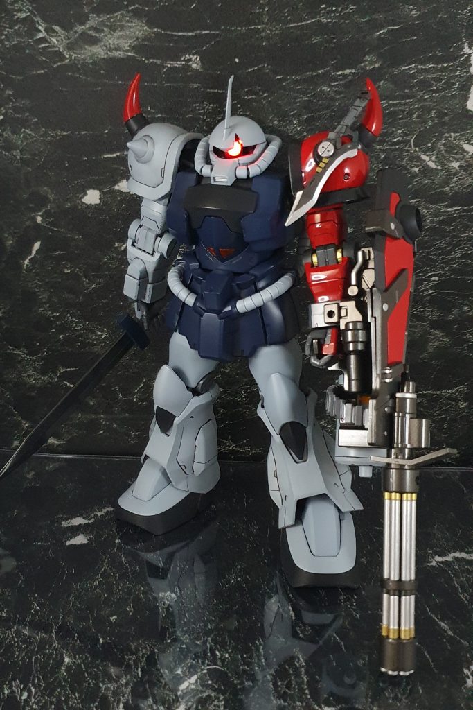 《改造点》【頭部】モノアイ基部をプラ板で自作(可動はキープ)モノアイレールに切り欠き追加。アンテナ形状変更。【胸部】フレームをくり抜きLEDの電源をムリヤリ入れる(強度はキープ)左肩基部にストッパー追加。【肩と腕】曲がりスパイク角度変更(あんまり意味無かった…)左肩にナイフをマウント【脚部】足首を延長、接地性が向上【その他】腰部接続軸新造(緩くなっただけだった…)ガトリングシールド軽量化+ボルトなど別パーツ化。