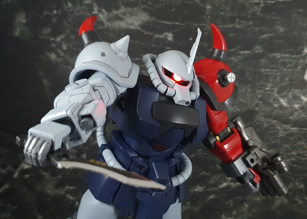 モノアイは可動性を保持!!ちゃんと動きます!左肩のナイフは外して装備も可能!