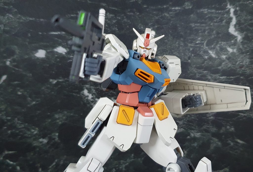 改造点【頭部】側頭部の耳型アンテナ基部をパテで埋め、V字型アンテナは小ぶりな物に変更。【胸部】MGデスサイズの外装を使用し、ダクトを追加するなど小改造。バックパックはサーベルラックを追加。【肩】接続方式を変更。HGヘイズルの物を改造したものに変更。【その他】両掌をHGサイズに改造。ジムⅡ系のライフルを持たせる。シールドはサンダーボルト版フルアーマーガンダムより流用。