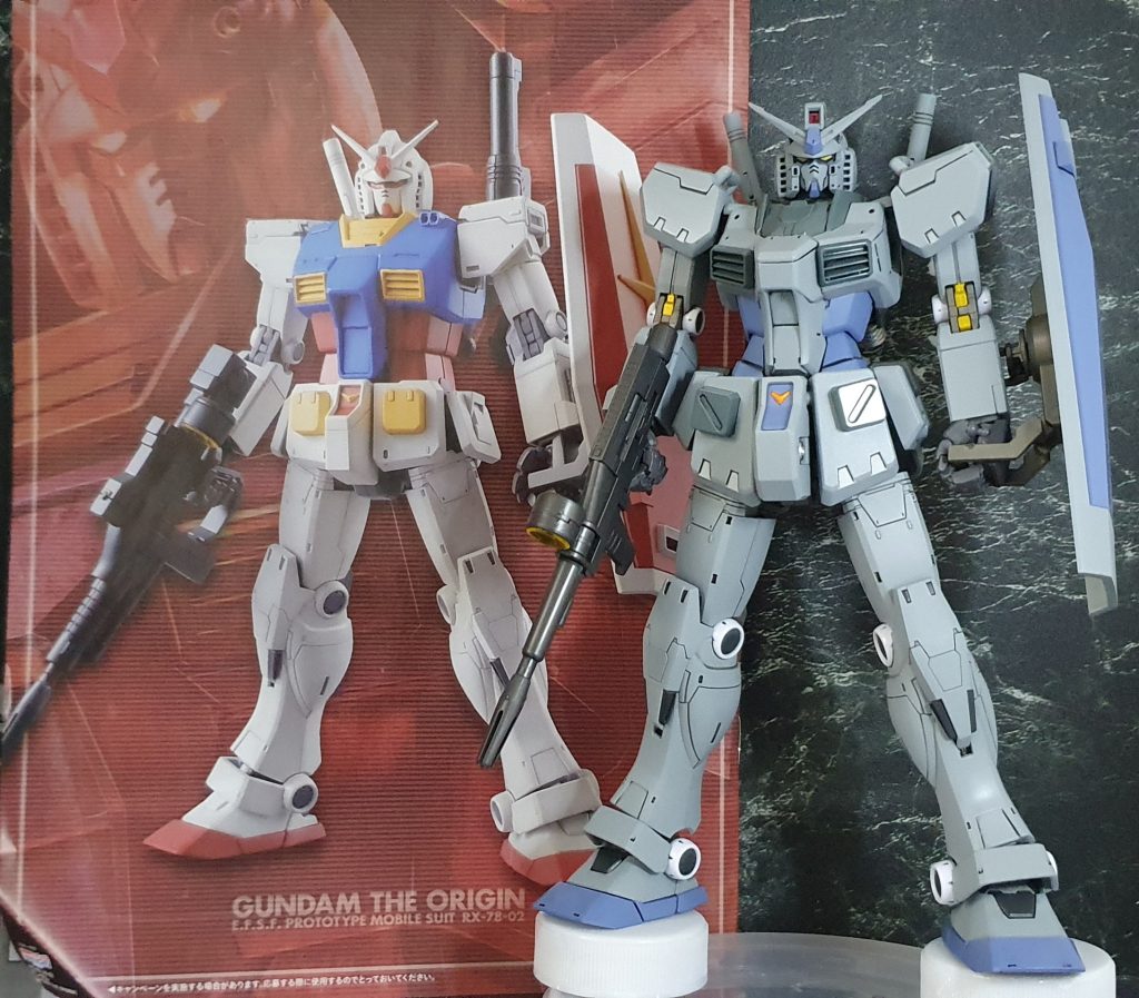 製品版との比較!!《改造点》【頭部】製品版がノッペリした印象だったので、MGサンダーボルト版フルアーマーの頭部をバンダイさんに注文!流用しました。【胸部】製品版は胸が垂れた印象だったので1/100レイダーの胸部を改造したものを流用!【肩部】MG ver.Kaより流用しつつ胸部に合うように接続軸新造!(そのせいで腕がプラプラ…)【腰部】ORIGIN版の腰部を元にMG ジムクゥエルやらなんやらの部品をかき集め追加!【脚部】根本を延長