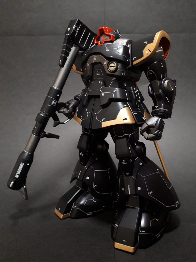 基本色は、ブラック、ダークパープルのキャンディ、、ガンメタ+シルバーの3色のつや消し。ゴールドとクリアレッドのワンポイント。画像になるとダークパープルのキャンディが全くと言っていいほどわからんw。しかし水性ホビーカラーとキャンディ塗装の相性は良くない、、、。腕前も大いに関係するかもしれないが、もうちょっと見てわかるようにしたいなぁ。