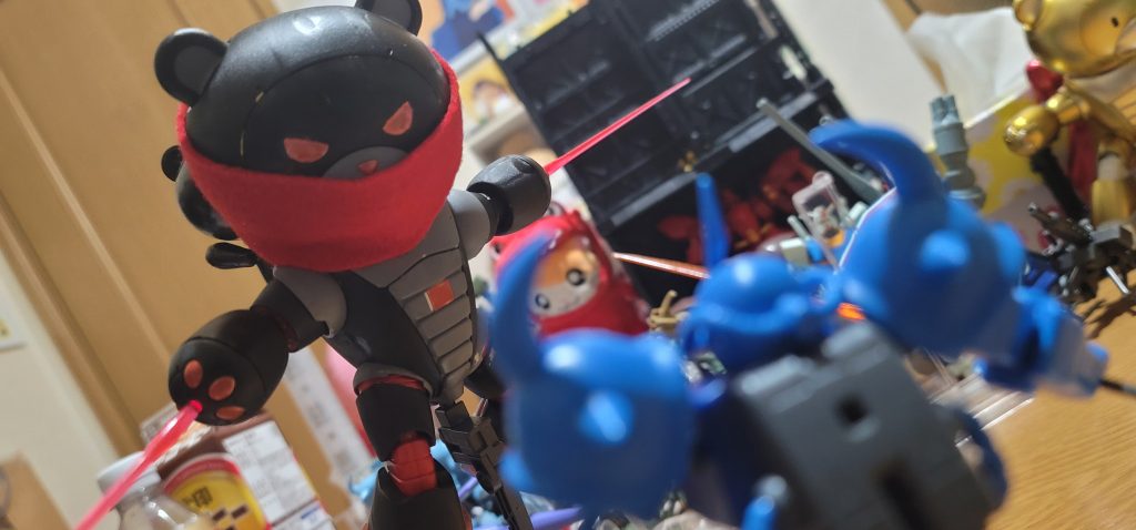 背中のバックパックがないのにも関わらず、高いジャンプ力と機動性を持っている。奇襲が得意な機体である。