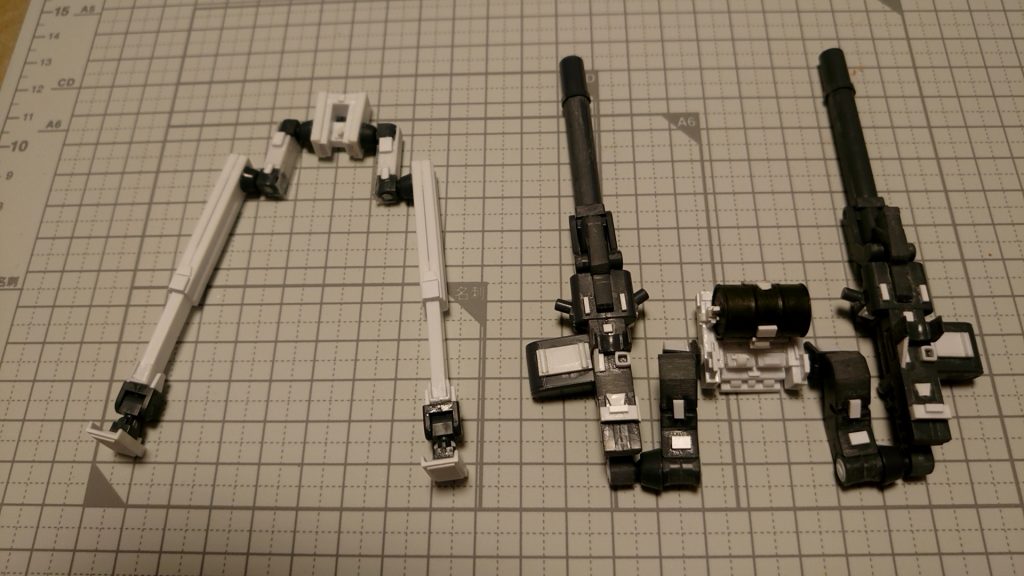 作成中の砲撃ユニット。黒いパーツはMSGからの流用とタミヤのドラム缶、白いパーツはプラ材の組み合わせです。フォールディングキャノン部はランドセルに、後ろ脚部は腰部のバズーカマウントに装着します。