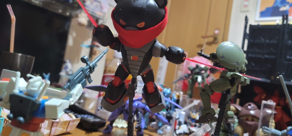 ナノラミネートスカーフをつけておりスカーフ部分のみビーム系攻撃が入らない。2対1までなら余裕で勝てる反射神経も保有している。