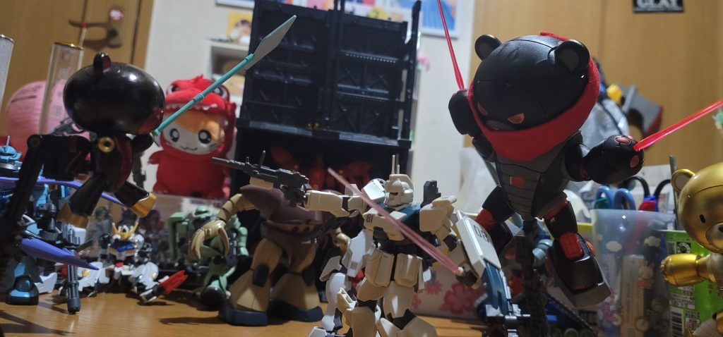 子機で妨害をしながら奇襲を仕掛けてきたりもするらしい。子機に攻撃性能はないが、視界妨害や体当たりなどをしてくる。たまにプラカードを持っていることもあるらしい。