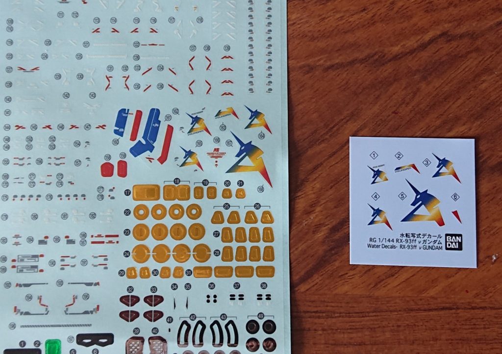 このアムロのパーソナルマーク、トリコロールカラーが、水転写デカールで再現してくれるのが。モデラー心をくすぐり続けるのです。よし、作るか。まずは自分自身を奮起します😤