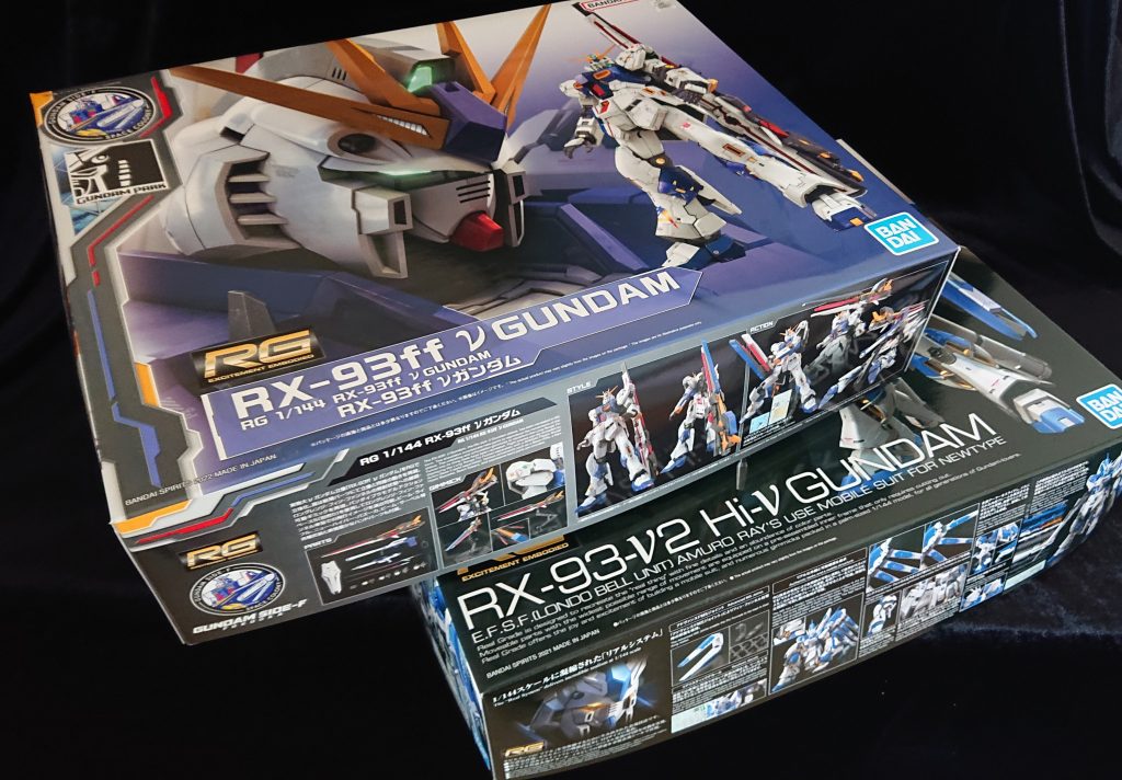 1年前ぐらいにガンダムベース東京の抽選に当たり家に迎え入りました(本当はHi-νガンダムのチタニウムフィニッシュの抽選に当たりたかったけど、人生はいつもこんな感じで本命にたどり着かない)😊って言うか、パーツも多くて制作威力ががた落ち😅ご覧の通り、あのRGのHi-νガンダムと箱が同じ大きさですがな😳とりあえず積みプラへと寝かせてみました😑