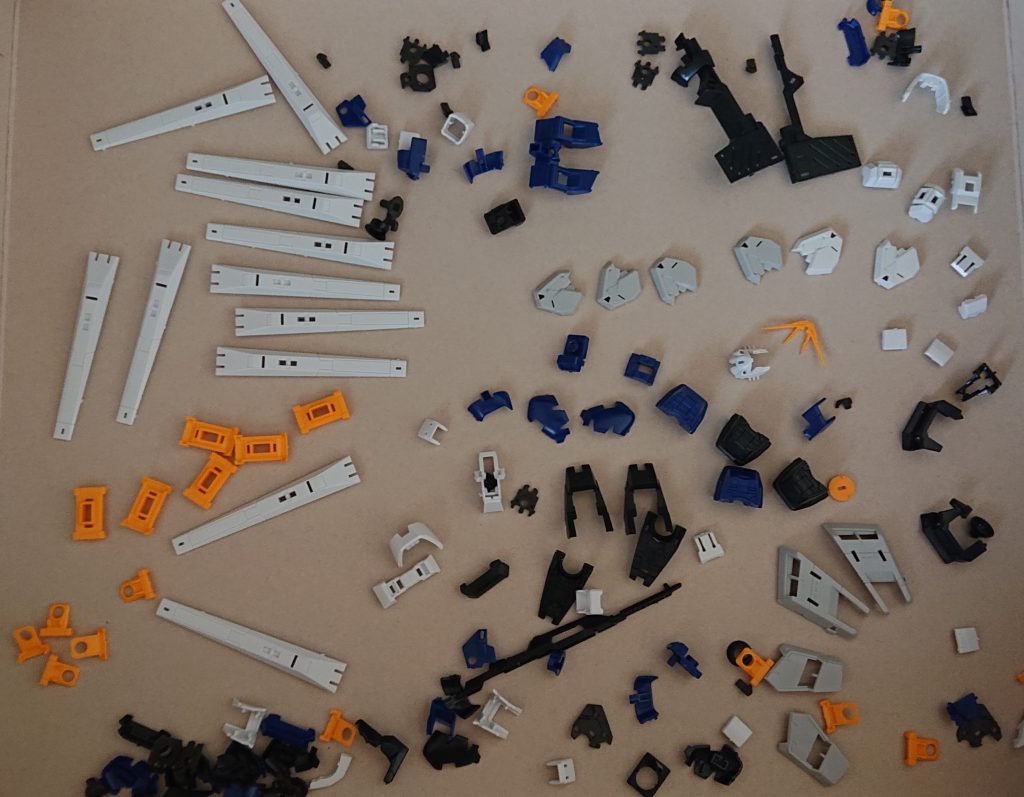 結局、こんなにパーツが余剰です😅驚きます。貧乏性のため、大切にジップロップにしまいます😏