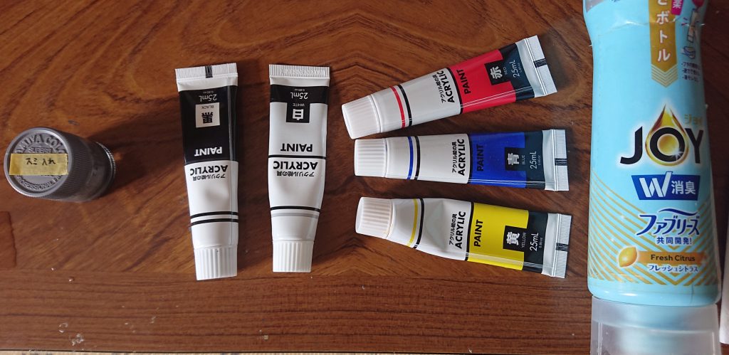 そうそう、いつも水性ホビーカラーを筆塗りですが、墨入れは100均のアクリル絵の具。これを右側の中性洗剤一滴とたくさん水で混ぜ合わせ行ってます🤭赤黄青は本体カラーにあわせてたまに入れます。ここも貧乏性なので空き瓶(左側)にストックしてます😁