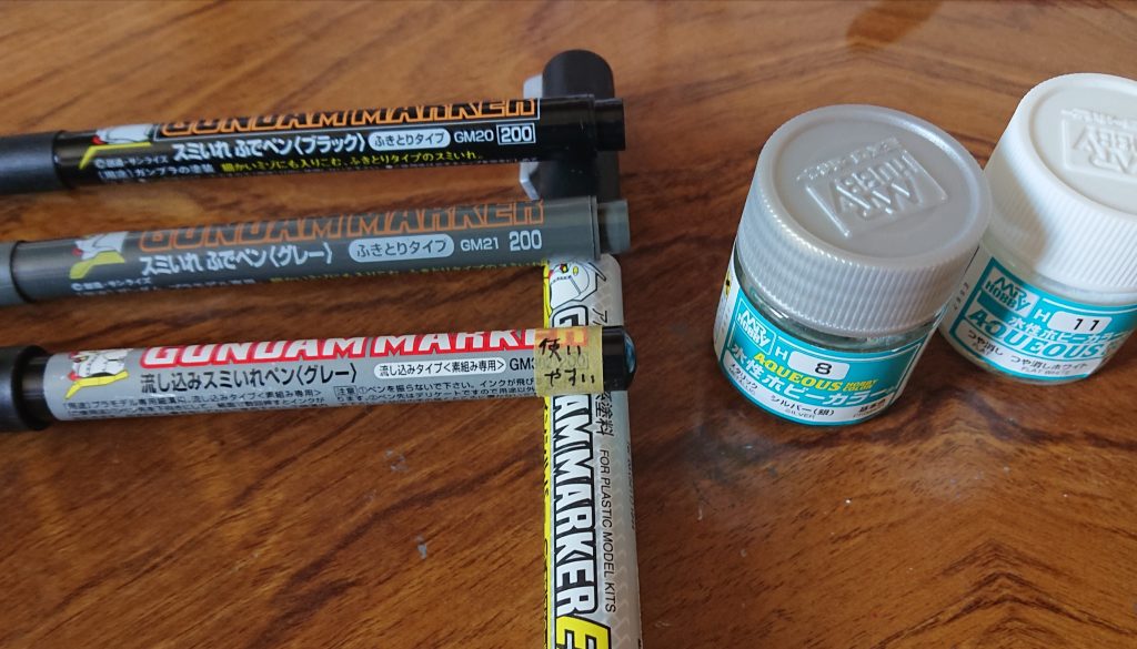 白色は成形色です。メラニンスポンジで全体的につや消しし、ガンダムマーカー下段の流し込みタイプを使用してます(上段2本のふきとりタイプは個人的に合わない(個人の感想です))😏そして、間接や内部フレームも成形色、墨入れはシルバーもしくは白色をシャバシャバで行います😏