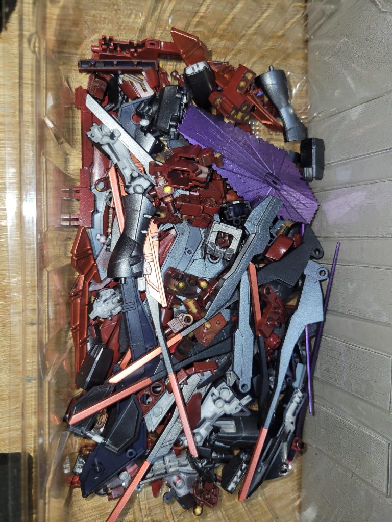 塗装した後の部品たち！ストフリの部品なんて思えない配色。この画像使って「何ガンダムの部品でしょー？」って出すの面白そう(笑)