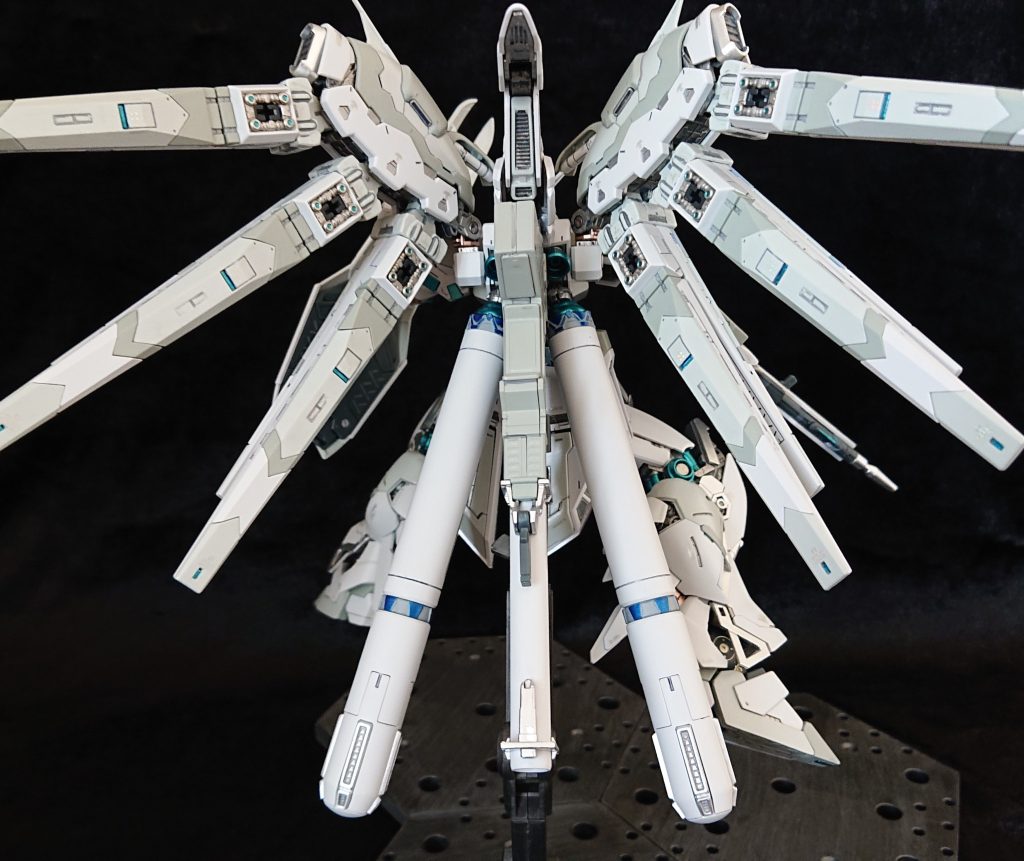 そして後ろ姿もボリュームあって死角なし。全体、細部、すべてにおいて、バンダイの技術と知恵とセンスの詰まったHi-νガンダムです☺️大変満足でお腹一杯、楽しめましたなぁ。せっかくのオーロラデカールは写真だと目立ちません😭