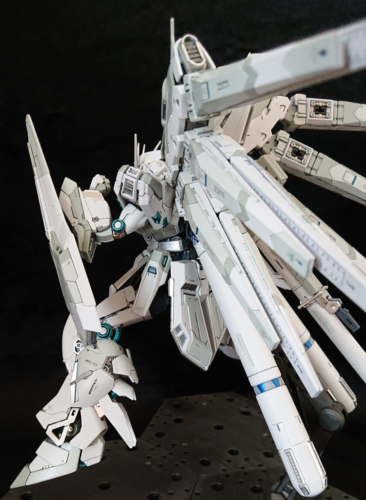 この太い足😍ファンネルとバランス取れますなぁ。説明書どおりに作ると、まず、足から組んでいきますが、片足だけ作成するだけでもめちゃくちゃカッコいい。ずっと眺めてられるねぇ。