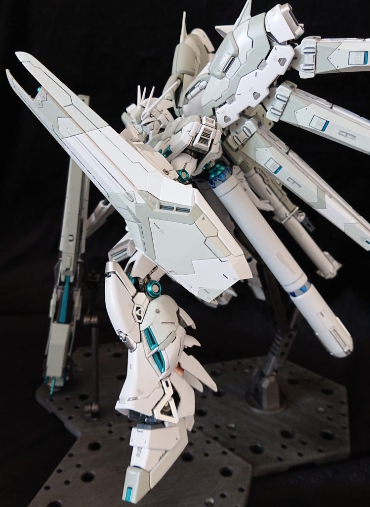 Hi-νガンダムのシールド、特徴的な模様がカッコいいですよねぇ。これすべてパーツが別れているんですよ。塗り分け楽です。