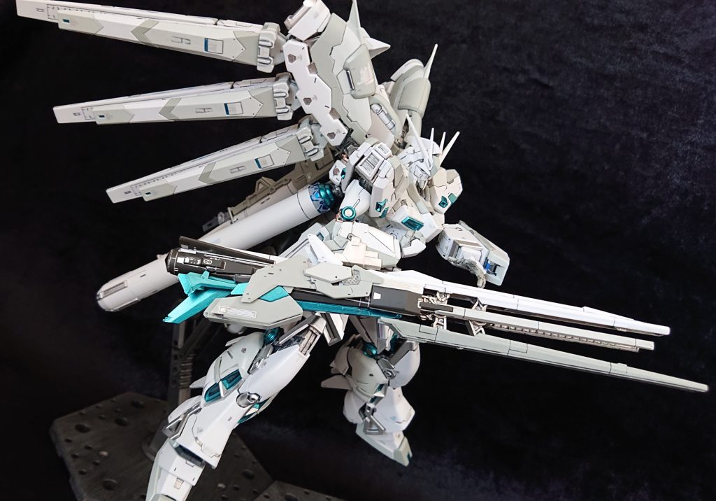 ただのカラーチェンジしたHi-νガンダムではないんです。そう、無理をしても福岡νガンダム特有のロングレンジ・フィン・ファンネル(EG版)を持たせたいのです😁皆さんなら、ネオジウム磁石でしょうか。うちは100均の貼って剥がせる両面テープです🤭簡単ですなぁ。