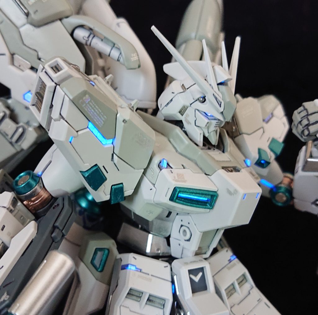 過去にブラックライトの青写りをアドバイス頂きました。たくさんググった結果、波長の短い365nmのお高いブラックライト(700円/アマゾン)買いました。100均のとは違うのだよ(全く青写り、紫写りしません)☺️ラグジュアリー感が抜群で、電飾しないのなら、もっと早く買えば良かったです。  いつも最後まで閲覧頂きまして、ありがとうございました🙏感謝！