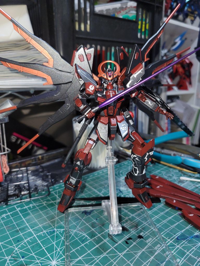 ドラグーンシステムを外したら、悪魔の翼ようなイメージて塗装した翼がエッジを効かせる見た目です