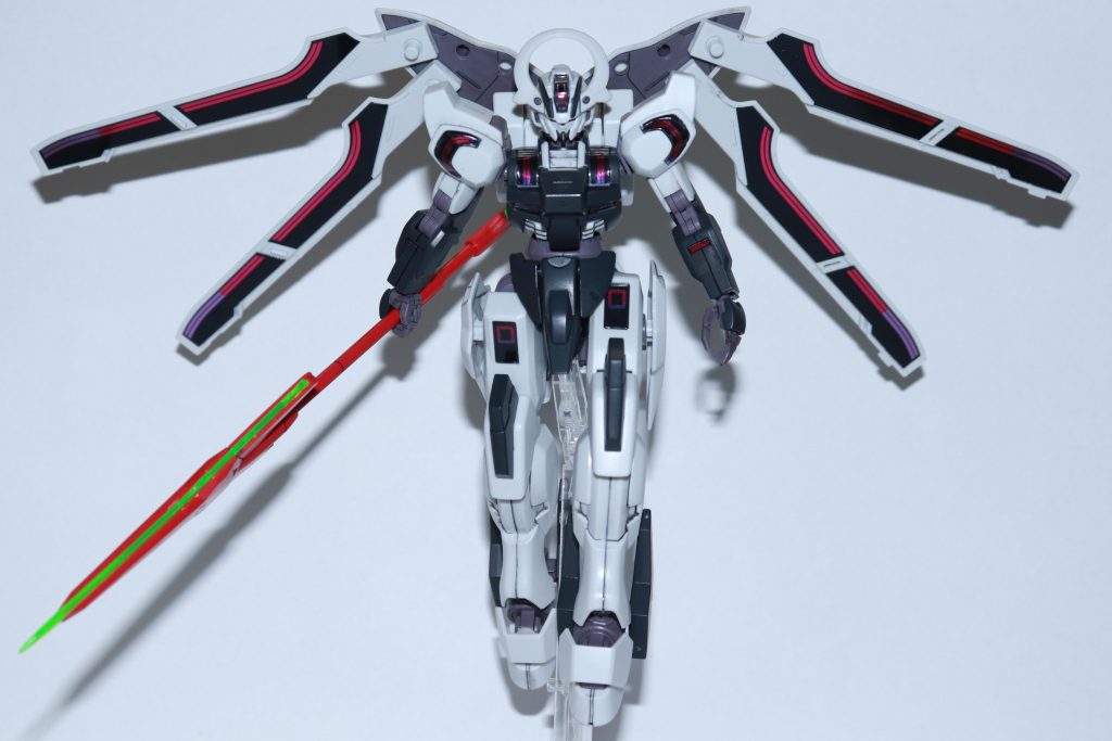 シュバルゼッテのガンビット“ガーディアン”を翼状に配置して遊んでいたら, ダリルバルデのビームジャベリンが似合いそうな気がして装備させてみました。ビームジャベリンはそのままの色でも似合いそうだったので, 塗り替えずに赤のままで