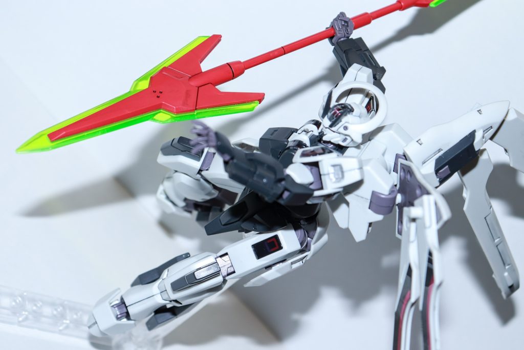 スタイル的には主人公機っぽくなりそうですが, シュバルゼッテカラーのまま変更しなかったのでラスボス機っぽい雰囲気になってます。赤いビームジャベリンもファンタジー系のラスボスが使う最強の武器っぽさがありますね。