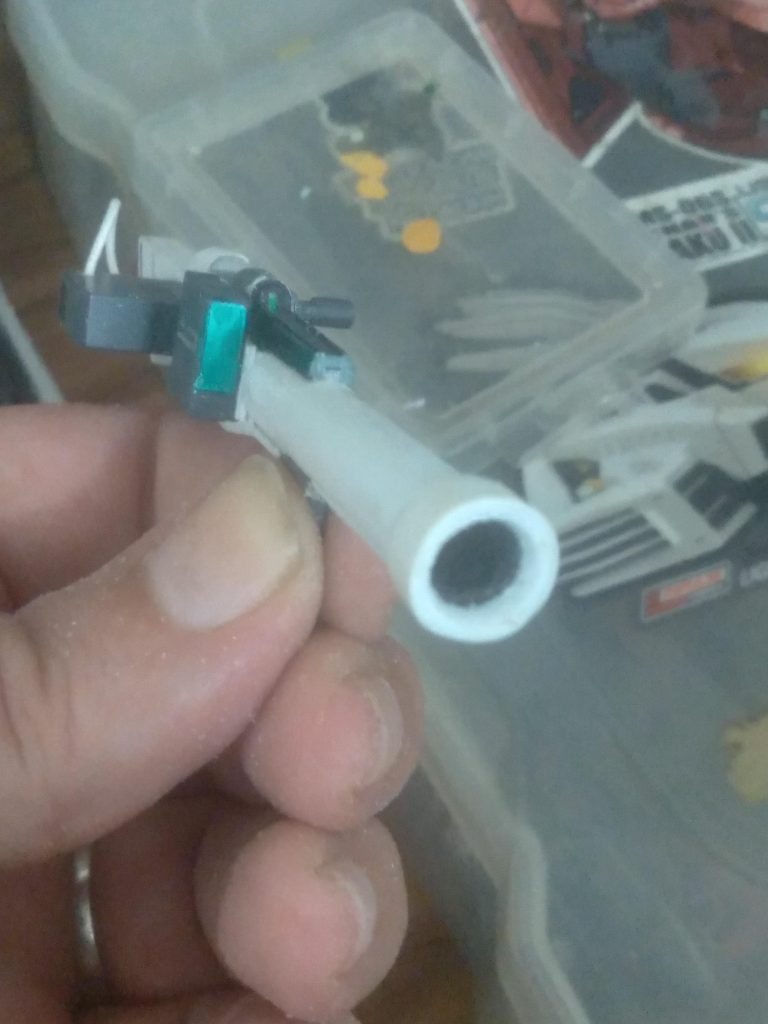 I used plastic tubing for the barrel, double X satellite cannon for the main body, the sensor is from the stark jegan bazooka as well as the battery, then I added some plastic pieces, and finished it off with the wire