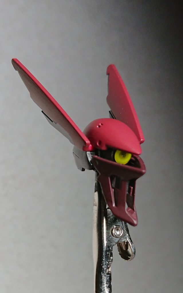 モノアイだけ加工しました。シルバー下地塗装→蛍光イエロー上塗り→クリアレンズをイエローレジンで接着