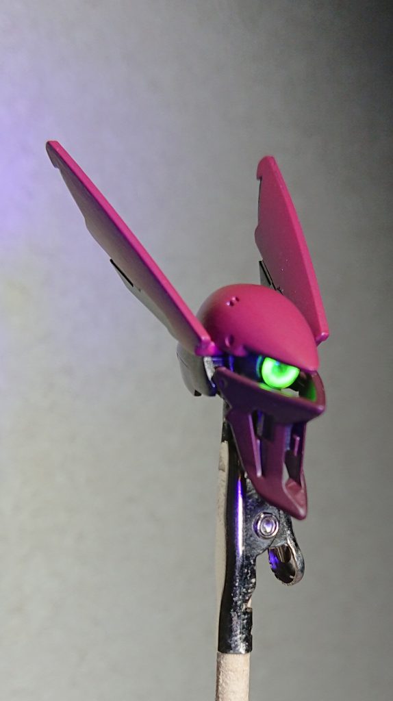 蛍光イエローを塗装したのですがなぜか緑に発光してしまいます。そういうものなのでしょうか?