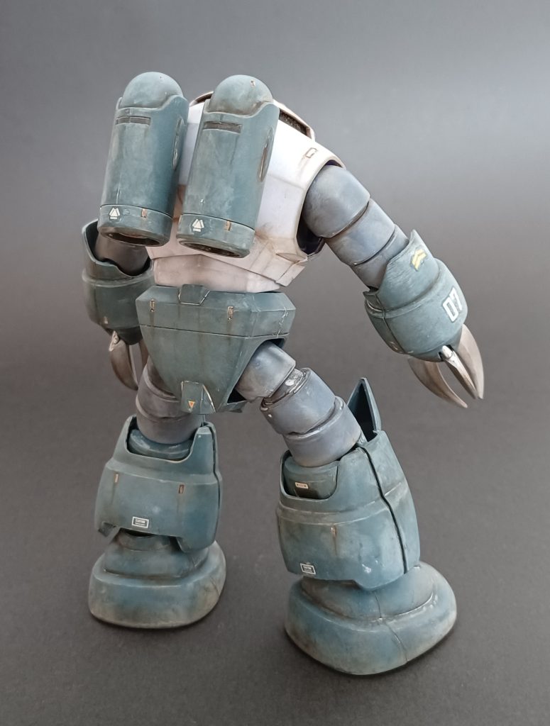 水の流れを感じさせる縦のスジやサビ垂れといった水陸両用MSのウェザリングをするのは初めてだったので作っててホントに楽しかった。