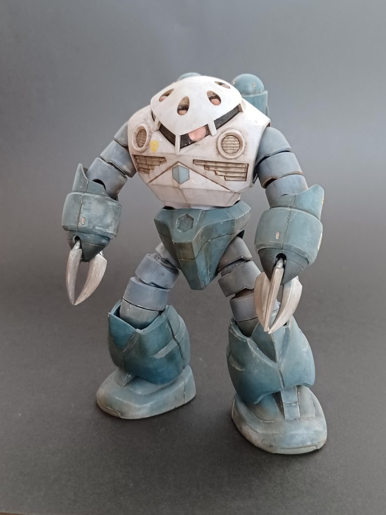 先ずは、塗装されてない所をチョチョイと部分塗装を済ませる。続いて海水やら海の潮風にさらされ、白く退色するのを表現するのにホワイトでウォッシングをする。その後は、つや消し塗装で保護する。それから、水垢が垂れた状態を表現するのにストレーキングをする。これが思いの外、楽しかった~♪最後に足回りの泥汚れと、エッジ部分のドライブラシをしたら完成~♪