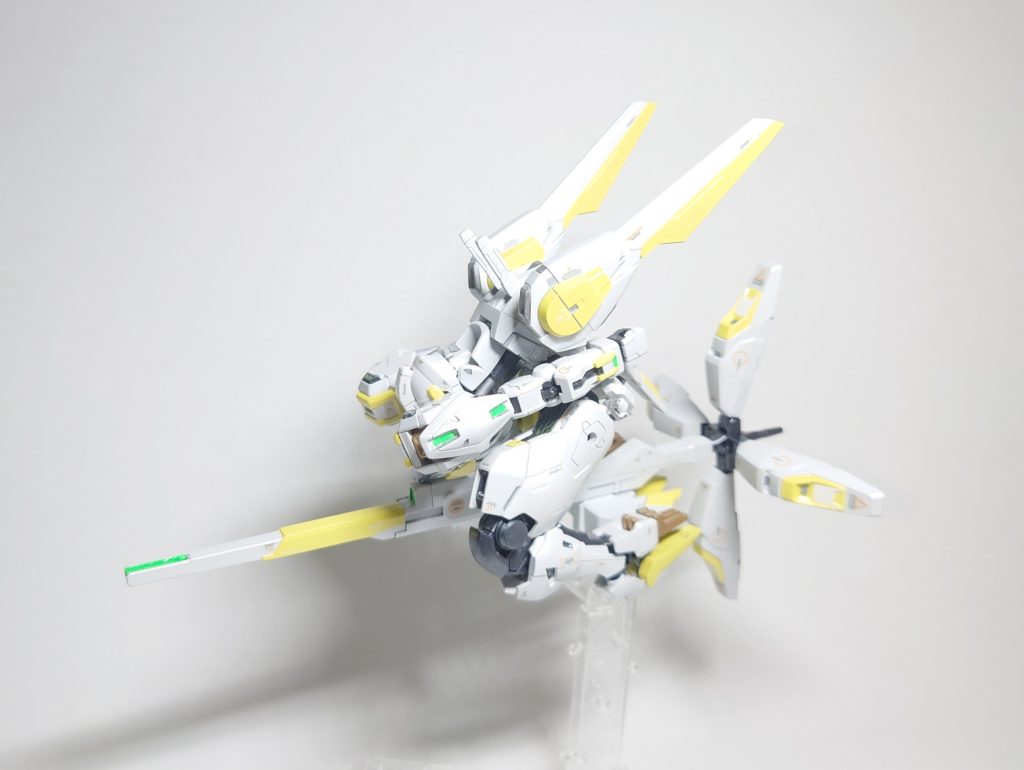 てなワケで『ヴァイスビーネ モード』でございます。完全変形には程遠いですが、まぁスピードアップが期待出来るくらいには・・・(^_^;)