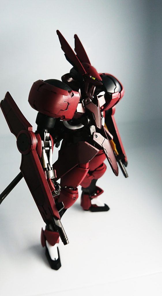 部屋を真っ暗にしないと陰影がハッキリしないので家族が寝静まった深夜にリビングで無言の撮影を続けました。