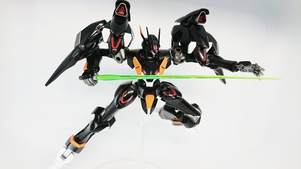 塗装も大変でしたが撮影も難しいですね💧ポーズを取らせていると関節の塗装が剥げたりパーツが落ちたり、と苦労しました。シリーズにこだわらず色々な機体を作っていきます。