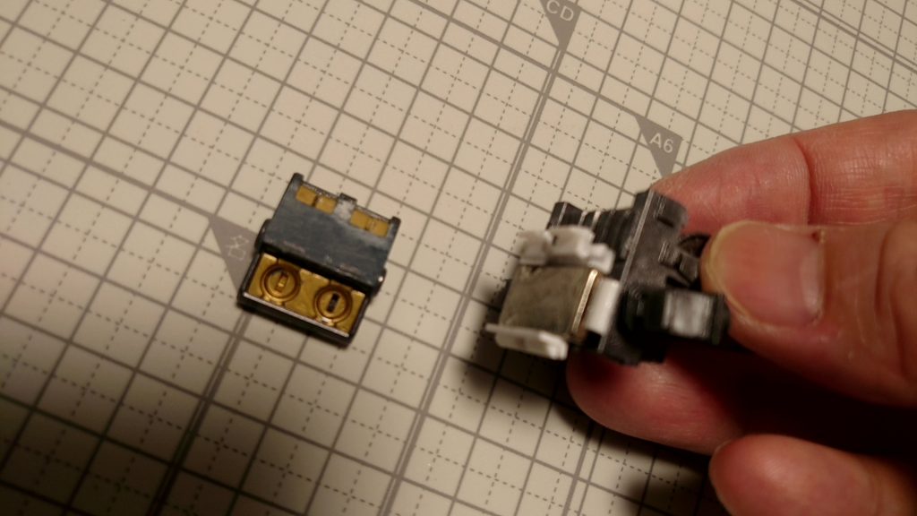 磁石だけでなく、爪も引っかけて固定します。