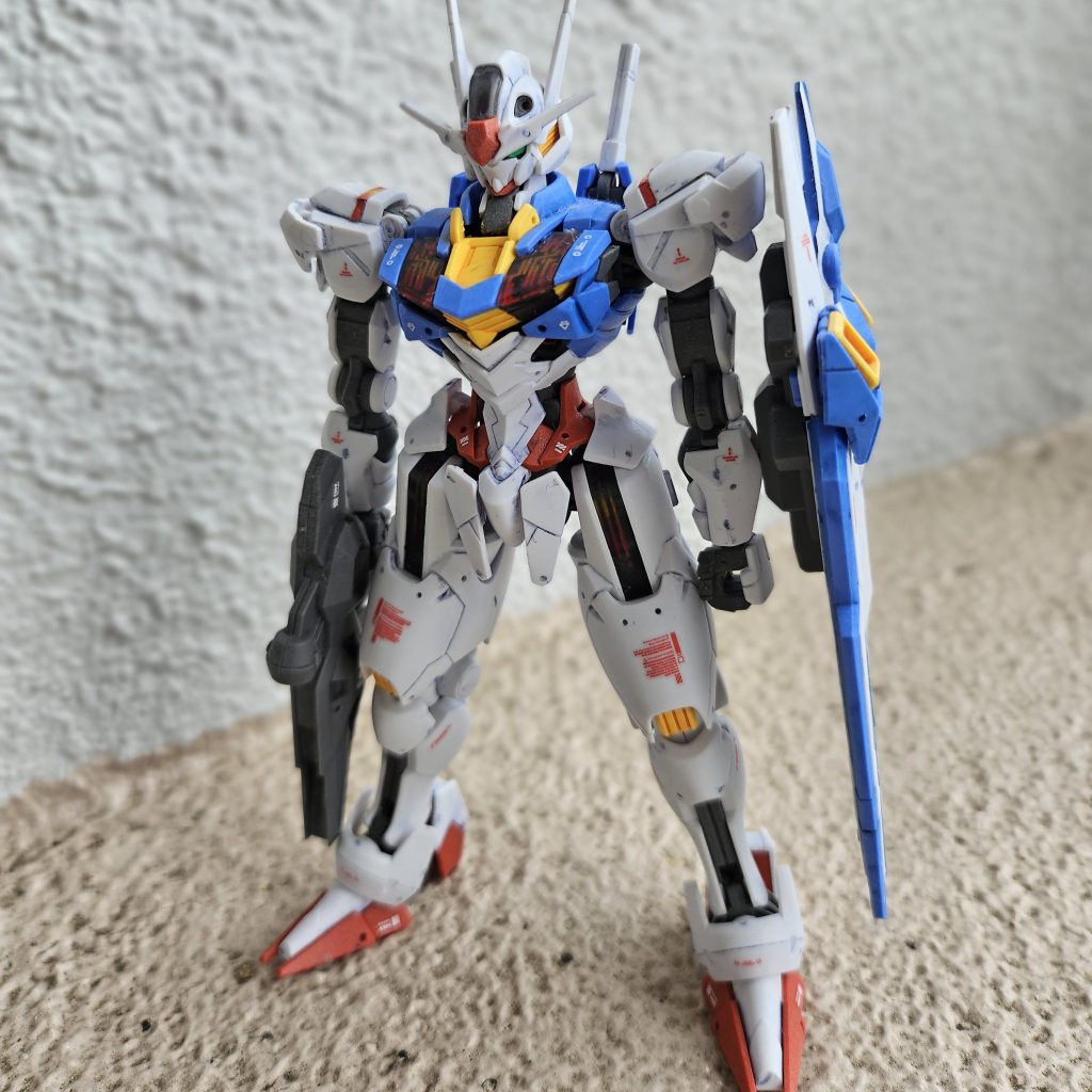 俯瞰ぎみで。クリアパーツも構わずつや消しスプレーするストロングスタイルなので、頭のパーツも太もものパーツも全くツヤツヤしていません(当然)。マスキングとかちゃんとすべきでした…。