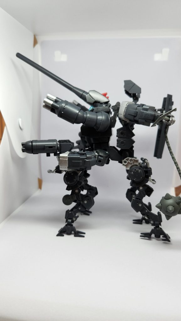 複座式であったが、6本腕、4本脚、主砲2本のため操縦はニュータイプ並の能力が必要となり、開発は中止された。