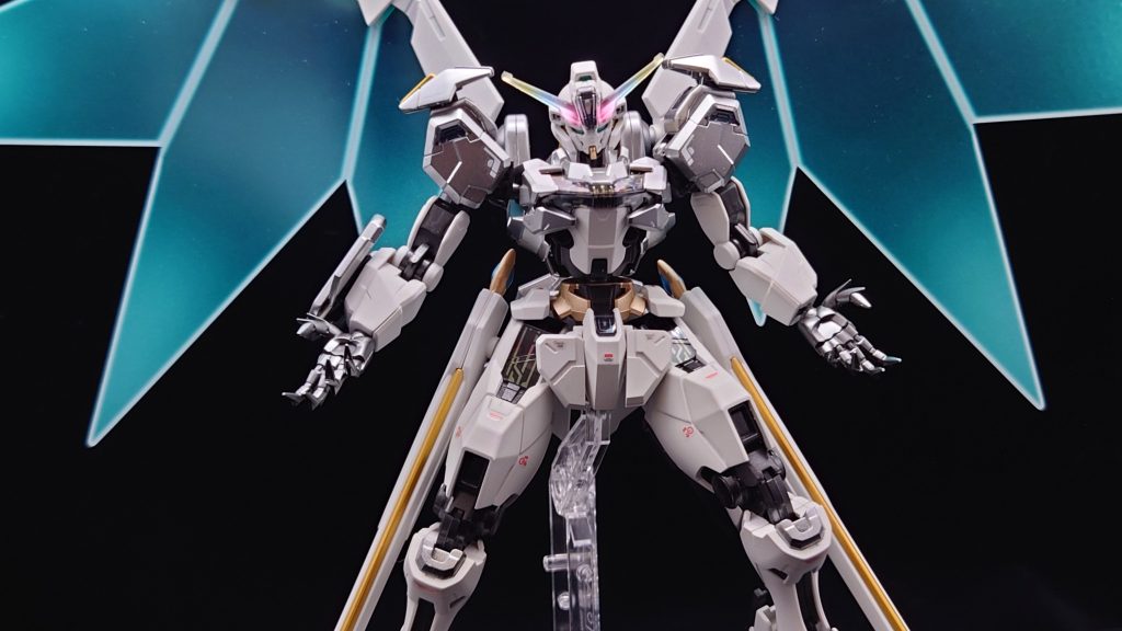 手が刺々しいと機体のイメージも変わってきますね。