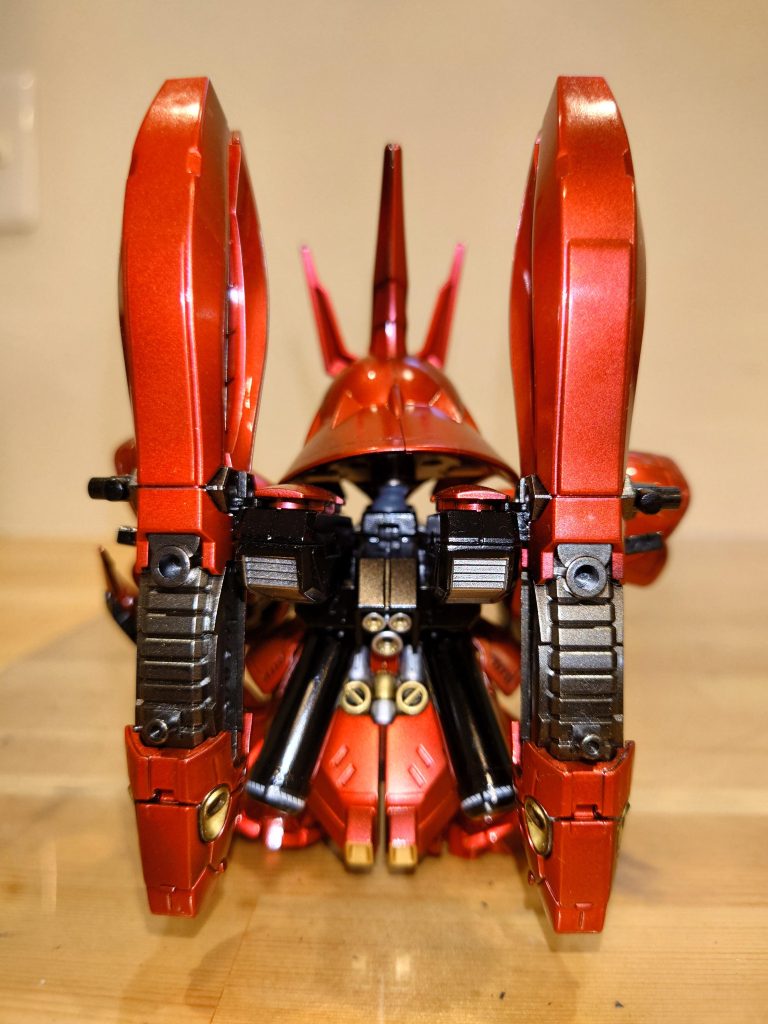 リアスカート部分も少しだけ塗り分けサザビーは小さくてもかっこいいです。最後までありがとうございました。